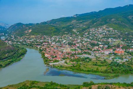 Panoramablick auf die Mzcheta am Zusammenfluss von Mtkvari und Kura in Georgien