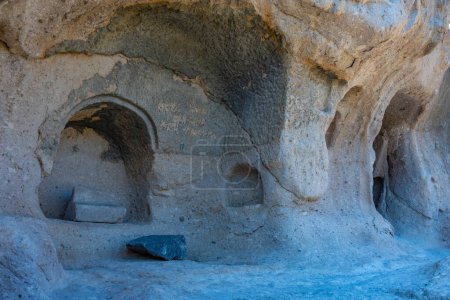 Chambre sculptée dans les grottes de Vardzia en Géorgie