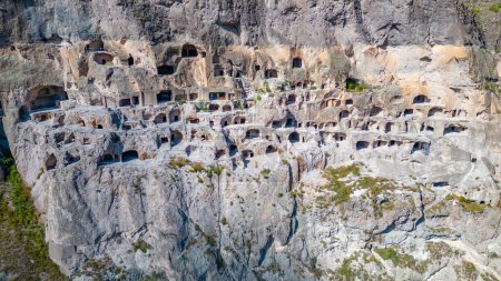 Vista panorámica de las cuevas de Vardzia en Georgia