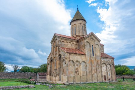 Catedral de Samtavisi vista durante un día nublado, georgia