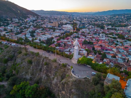Vista del atardecer de la estatua de la Madre de Georgia, Tiflis