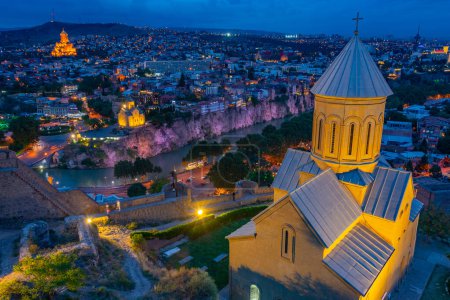 Foto de Vista nocturna de la Iglesia Ortodoxa de San Nicolás dentro de la fortaleza de Narikala en Tiflis, Georgia - Imagen libre de derechos