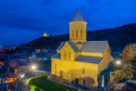 Foto de Vista nocturna de la Iglesia Ortodoxa de San Nicolás dentro de la fortaleza de Narikala en Tiflis, Georgia - Imagen libre de derechos