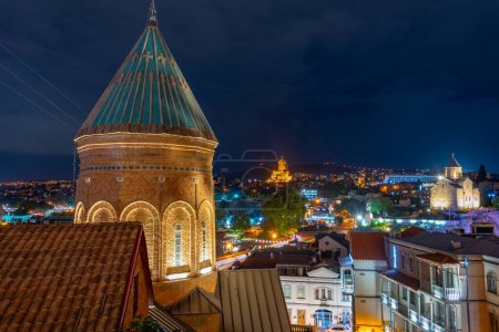 Vista al atardecer de la Catedral de San Jorge de Tiflis en Georgia