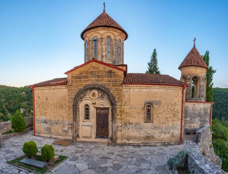 Coucher de soleil sur le monastère de Motsameta en Géorgie