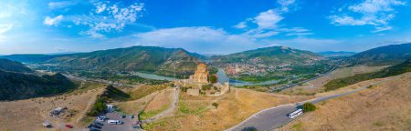 Panoramablick auf das Jvari-Kloster an einem sonnigen Tag in Georgien