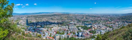 Foto de Vista panorámica de Tiflis desde la colina Mtatsminda en Georgia - Imagen libre de derechos