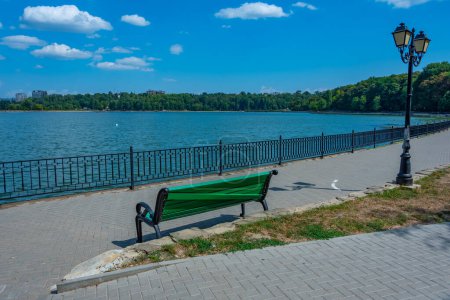 Téléchargez les photos : Promenade au bord du lac au parc Valea Morilor à Chisinau, Moldavie - en image libre de droit