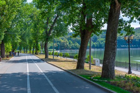 Téléchargez les photos : Promenade au bord du lac au parc Valea Morilor à Chisinau, Moldavie - en image libre de droit