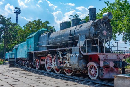 Téléchargez les photos : Train historique dans la ville moldave bender - en image libre de droit