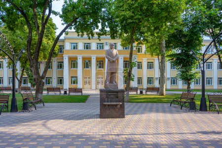 Estatua de Taras Shevchenko frente a la Universidad Estatal Transdniestrian en Tiraspol, Moldavia