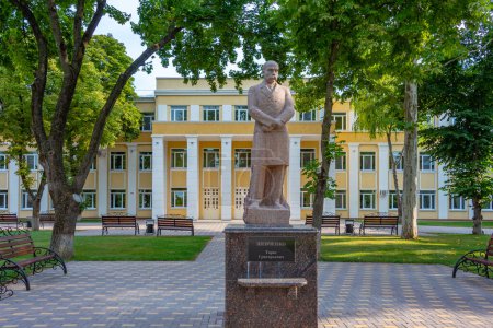 Estatua de Taras Shevchenko frente a la Universidad Estatal Transdniestrian en Tiraspol, Moldavia