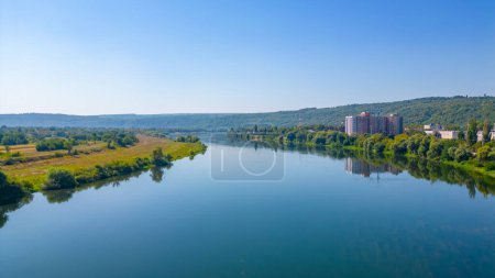 Vista panorámica del río Dniéster entre Moldavia y Ucrania