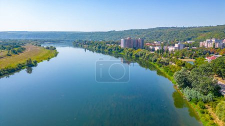 Téléchargez les photos : Vue panoramique de la rivière Dniestr entre la Moldavie et l'Ukraine - en image libre de droit