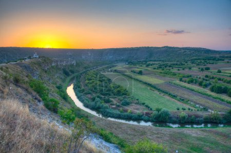 Coucher de soleil sur le parc national Orheiul Vechi en Moldavie