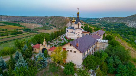 Coucher de soleil sur l'église Sainte-Marie à Orheiul Vechi en Moldavie