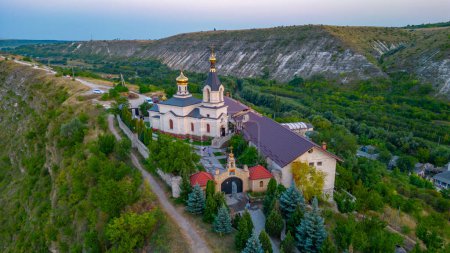 Foto de Panorama al atardecer de la Iglesia de Santa María en Orheiul Vechi en Moldavia - Imagen libre de derechos