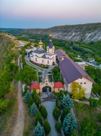 Panorama al atardecer de la Iglesia de Santa María en Orheiul Vechi en Moldavia