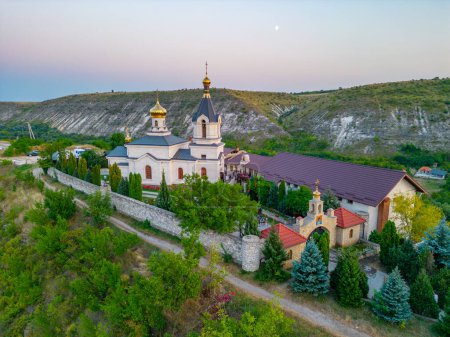 Panorama al atardecer de la Iglesia de Santa María en Orheiul Vechi en Moldavia