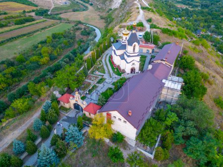 Coucher de soleil sur l'église Sainte-Marie à Orheiul Vechi en Moldavie