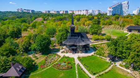 La pequeña iglesia en el Museo del Pueblo en Chisinau, Moldavia