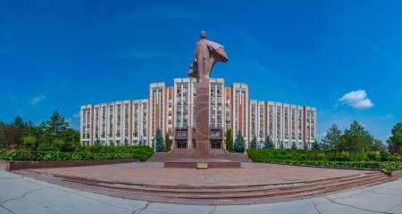 Foto de Estatua de Lenin frente al Gobierno del Trans-Dniéster en Tiraspol, Moldavia - Imagen libre de derechos