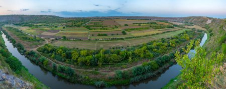 Coucher de soleil sur le parc national Orheiul Vechi en Moldavie
