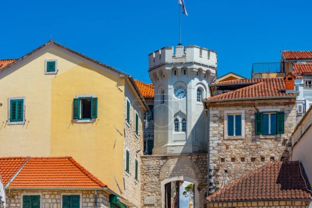 Torre Sahat Kula en el casco antiguo de Herceg Novi, Montenegro