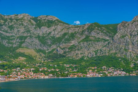 Ciudad Risan en la bahía de Boka Kotorska en Montenegro