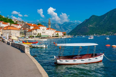 Foto de Ciudad de Perast en Montenegro situado en la bahía de Boka Kotorska - Imagen libre de derechos