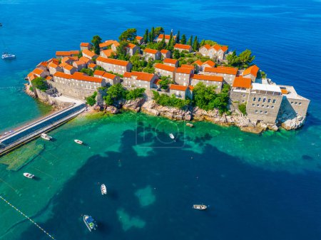 Vista panorámica de Sveti Stefan en Montenegro