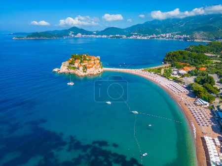 Foto de Vista panorámica de Sveti Stefan en Montenegro - Imagen libre de derechos