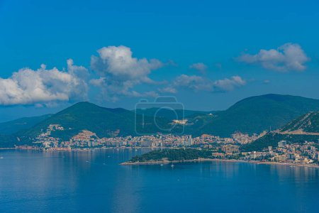 Vista panorámica de Budva y la costa adriática en montenegro