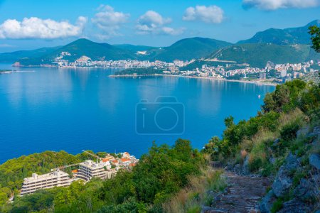 Vista panorámica de Budva y la costa adriática en montenegro