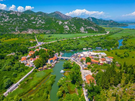Luftaufnahme des Dorfes Virpazar in Montenegro
