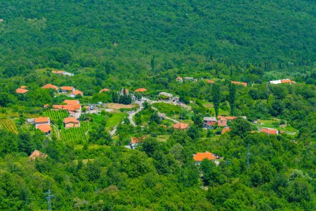 Luftaufnahme des Dorfes Virpazar in Montenegro