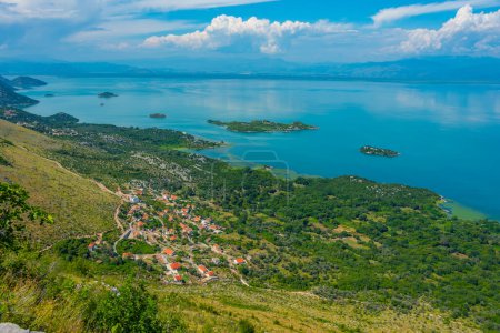 Inselpanorama auf dem Skadar-See in Montenegro