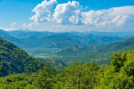 Bergige Landschaft Montenegros in der Nähe des Skadar-Sees