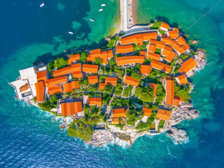 Foto de Vista panorámica de Sveti Stefan en Montenegro - Imagen libre de derechos