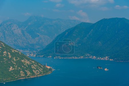 Luftaufnahme der Bucht von Boka Kotorska in Richtung Perast in Montenegro