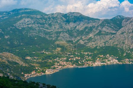 Ciudad Risan en la bahía de Boka Kotorska en Montenegro