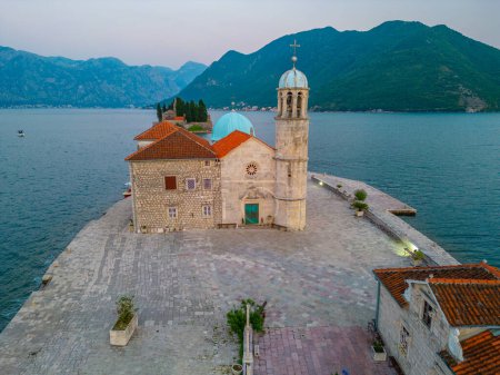 Sonnenuntergang Luftaufnahme der Kirche Unserer Lieben Frau von Skrpjela und des katholischen St. Georgs-Klosters in der Nähe von Perast in Montenegro