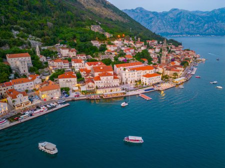 Foto de Vista aérea al atardecer de Perast en Montenegro - Imagen libre de derechos