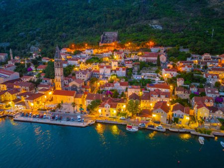 Foto de Vista aérea al atardecer de Perast en Montenegro - Imagen libre de derechos