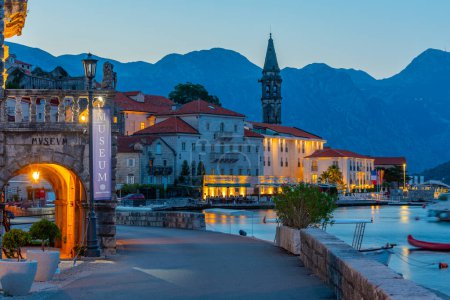 Foto de Vista del atardecer de la ciudad de Perast en Montenegro situado en la bahía de Boka Kotorska - Imagen libre de derechos