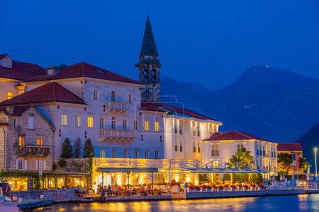 Foto de Vista del atardecer de la ciudad de Perast en Montenegro situado en la bahía de Boka Kotorska - Imagen libre de derechos