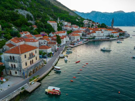 Foto de Salida del sol de la ciudad de Perast en Montenegro situado en la bahía de Boka Kotorska - Imagen libre de derechos