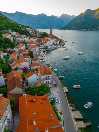 Foto de Vista aérea del amanecer de Perast en Montenegro - Imagen libre de derechos