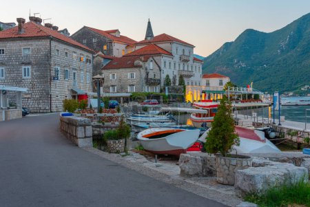 Foto de Salida del sol de la ciudad de Perast en Montenegro situado en la bahía de Boka Kotorska - Imagen libre de derechos