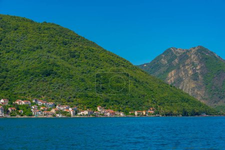 Stadt Kostanjica an der Bucht von Boka Kotorska in Montenegro